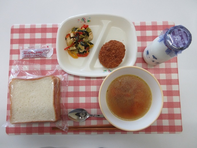 献立：スライスパン　牛乳　オニオンスープ　キャベツ入りメンチカツ　カラフルソテー　いちごジャム