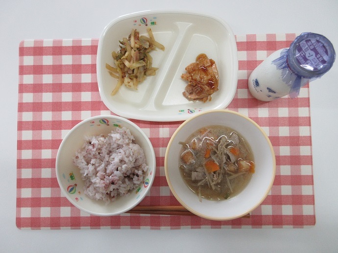 献立：五穀ごはん　牛乳　実だくさん汁　鶏肉の甘だれかけ　じゃがいものソース炒め