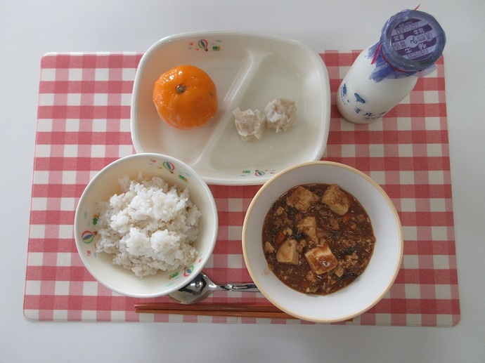 献立：麦ご飯　牛乳　マーボ豆腐　えびしゅうまい(小2個・中3個）　冷凍みかん