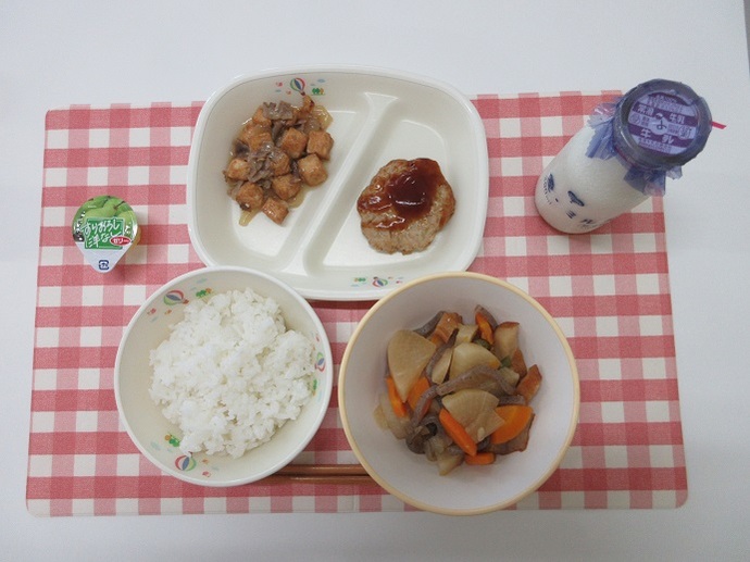 献立：白飯　牛乳　さつま揚げと大根の煮物　お好み焼き風つくね　生揚げと玉ねぎの炒め物　一口ゼリー（洋梨）（小1個・中2個）