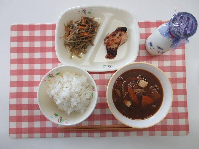 献立：白飯　牛乳　じゃがいものみそ汁　鶏肉の塩こうじ焼き　きんぴらごぼう