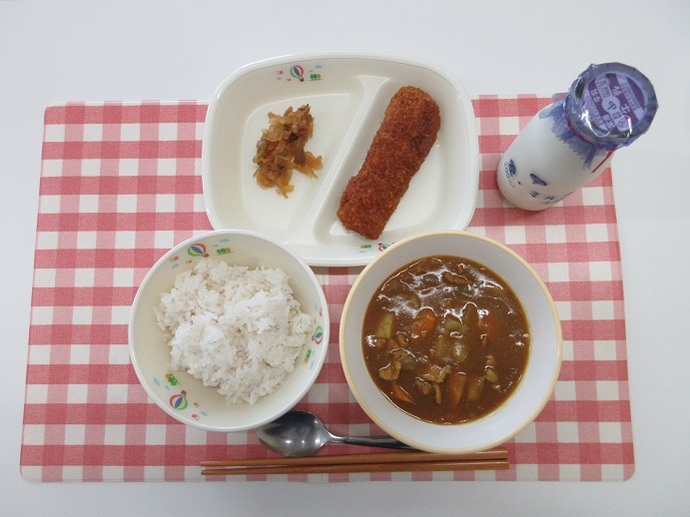 献立：麦ご飯　牛乳　カレーライス　いかフライのレモンソースかけ　福神漬