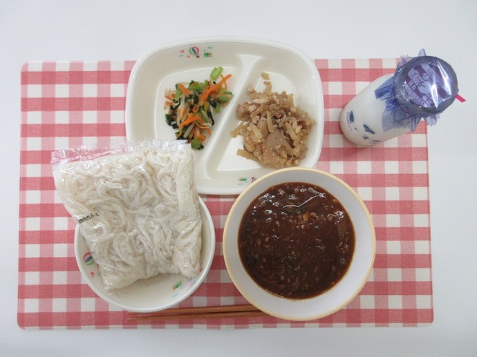献立：ソフトめん　牛乳　肉味噌かけ　じゃがれんこん炒め　小松菜のおひたし