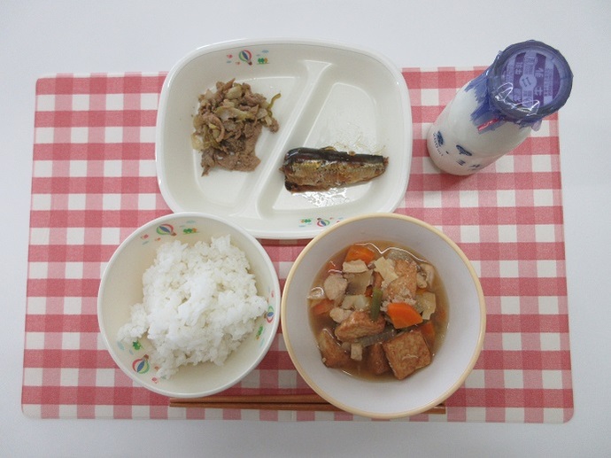 献立：白飯　牛乳　生揚げのうま煮　いわしの梅煮　ピーマンのソース炒め