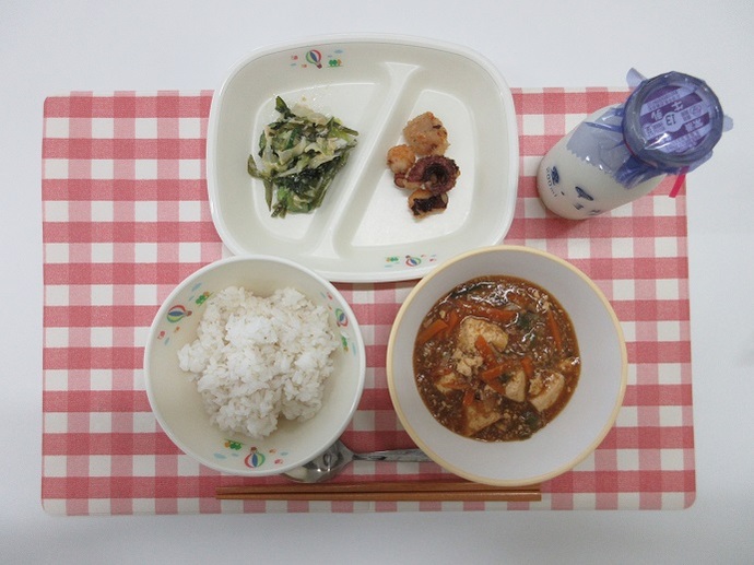 献立：麦ご飯　牛乳　マーボ豆腐　☆たこのから揚げ　ごま海藻サラダ