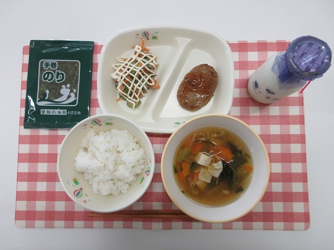 献立：☆白飯　牛乳　湯葉と豆腐のすまし汁　和風ハンバーグ　☆自分で作るサラダ巻き　☆手巻きのり　☆卓上マヨネーズ