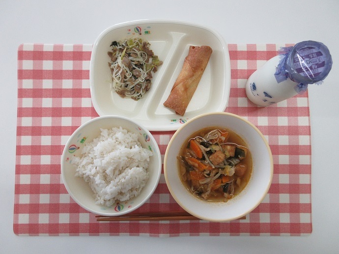 献立：麦ご飯　牛乳　キムチスープ　愛知のしそ入り鶏春巻き　ビーフンとチンゲン菜の炒め物