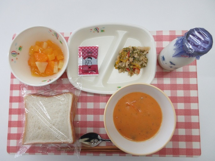献立：スライスパン　牛乳　キャロットポタージュ　カラフルピーマン炒め　蒲郡みかんゼリーポンチ　大豆チョコクリーム