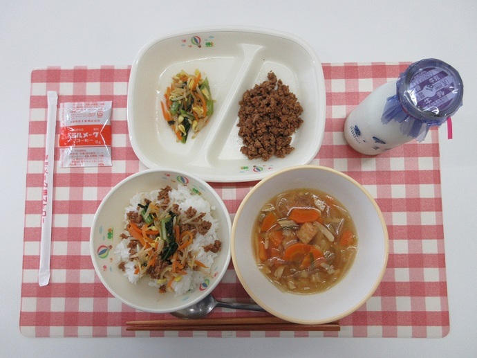 献立：白飯　牛乳　コーヒー牛乳の素　春雨スープ　ビビンバ（肉）　ビビンバ（野菜）