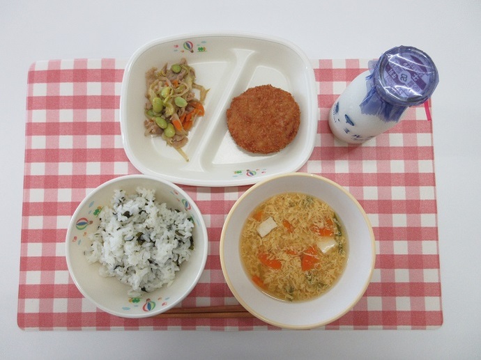 献立：わかめご飯　牛乳　かきたま汁　里芋コロッケ　野菜炒め