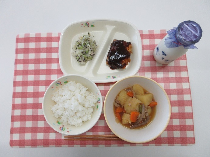 献立：白飯　牛乳　肉じゃが　けんちん信田のみそだれかけ　キャベツのゆかり和え