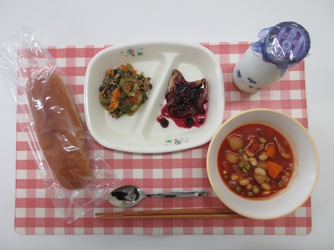 献立：くろロールパン　牛乳　ポークビーンズ　☆鶏肉の常滑産ブルーベリーソースかけ　常滑産ズッキーニのソテー