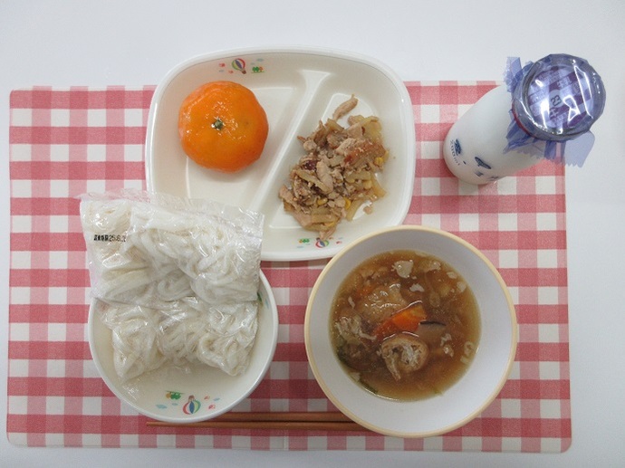 献立：白玉うどん　牛乳　肉うどんの汁　鶏肉とじゃが芋のソース炒め　冷凍みかん