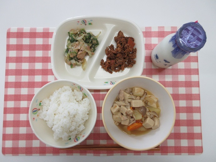 献立：白飯　牛乳　高野豆腐の煮物　豚肉のみそ炒め　☆オクラとあかもくのねばねばサラダ
