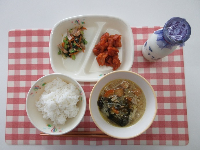 献立：白飯　牛乳　わかめスープ　ヤンニョムチキン　ナムル
