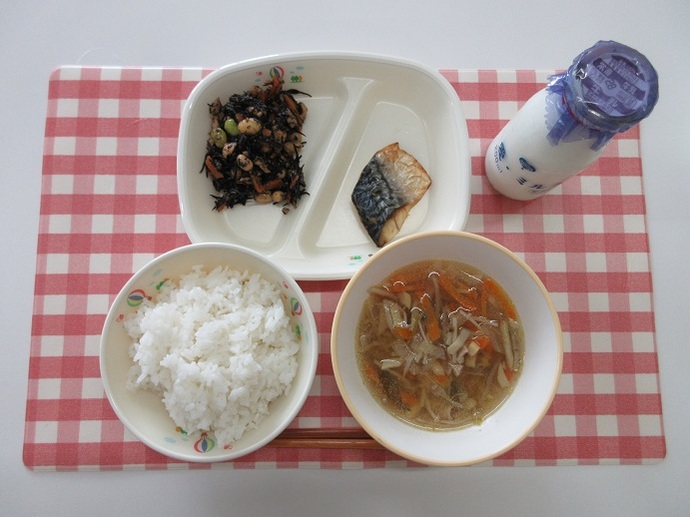 献立：白飯　牛乳　沢煮椀　さばの塩焼き　ひじきの炒め煮