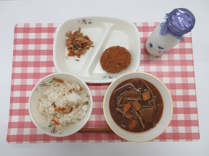 献立：白飯　牛乳　実だくさん汁　キャベツ入りメンチカツ　五目ごはんの具