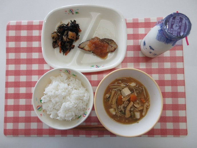 献立：白飯　牛乳　スタミナ汁　あじのおろしかけ　じゃがいもとひじきの煮物