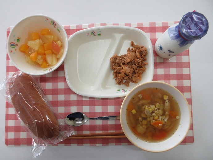 献立：くろロールパン　牛乳　オニオンスープ　ポークケチャップ　りんご入りフルーツポンチ