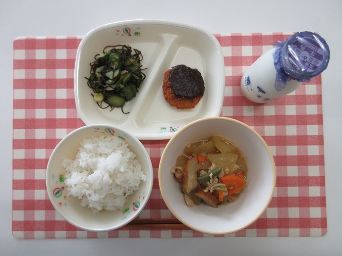 献立：白飯　牛乳　とうがんの煮物　味噌かつ　きゅうりの塩昆布和え