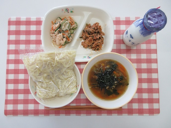 献立：☆中華めん　牛乳　☆のりラーメン（常滑産きざみのり付き）　☆豚トマ炒め　中華ごまサラダ