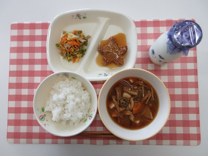 献立：白飯　牛乳　オクラのみそ汁　星形ハンバーグのレモンたれかけ　カラフル野菜炒め