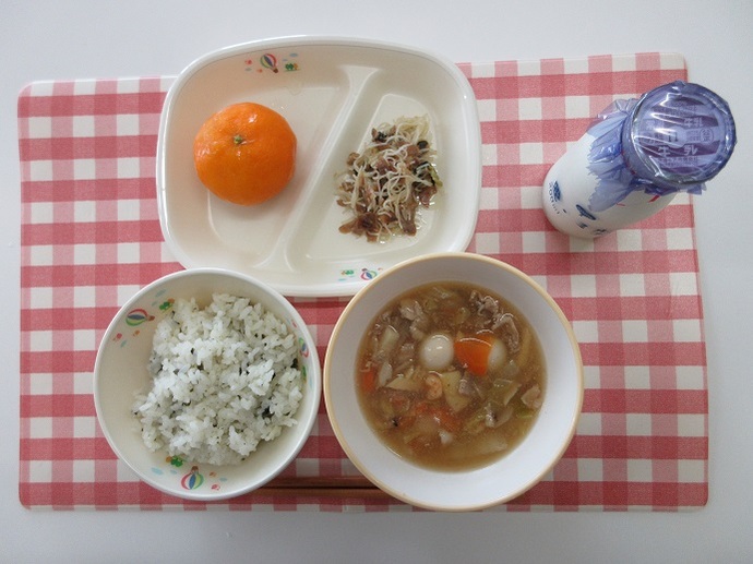 献立：わかめご飯　牛乳　八宝菜　ビーフンとチンゲン菜の炒め物　冷凍みかん