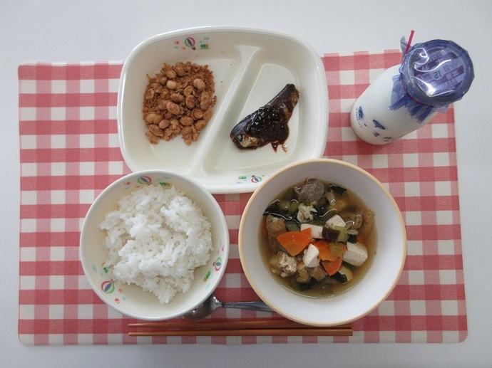 献立：白飯　牛乳　なすのすまし汁　いわしの八丁みそ煮　☆大豆のきな粉がらめ