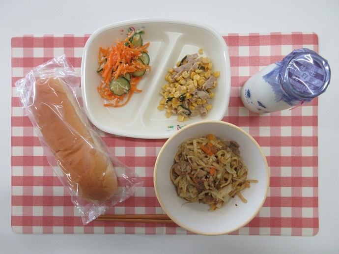 献立：ミルクロールパン　牛乳　焼きそば　コーンソテー　にんじんサラダ