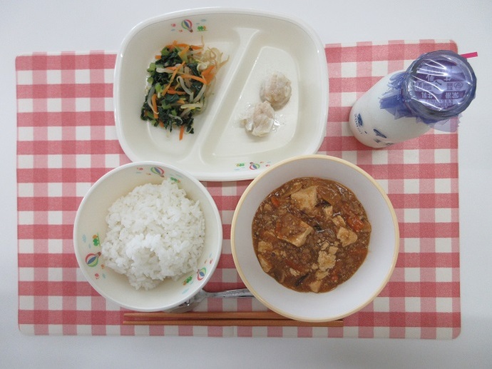 献立：白飯　牛乳　マーボ豆腐　えびしゅうまい（小2個・中3個）　ナムル
