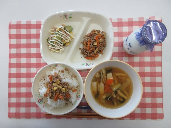 献立：白飯　牛乳　八杯汁　あかもく入り豚そぼろ丼　キャベツとツナのサラダ　卓上マヨネーズ