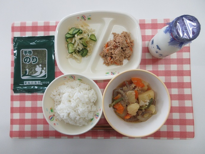 献立：白飯　牛乳　肉じゃが　ツナとおからの甘辛煮　はりはり漬け　手巻きのり