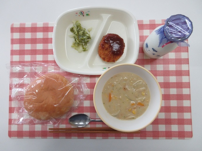 献立：☆サンドイッチバンズパン　牛乳　コーンクリームスープ　☆枝豆コロッケのソースかけ　☆キャベツソテー
