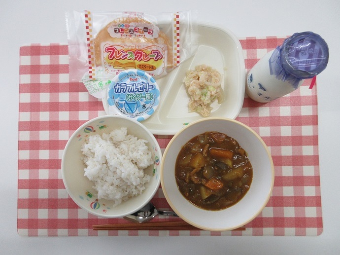 献立：麦ご飯　牛乳　☆愛知県産なす入り夏野菜カレー　チキンサラダ　セレクトデザート（A：米粉のカスタードクレープ　B:サイダーゼリー）
