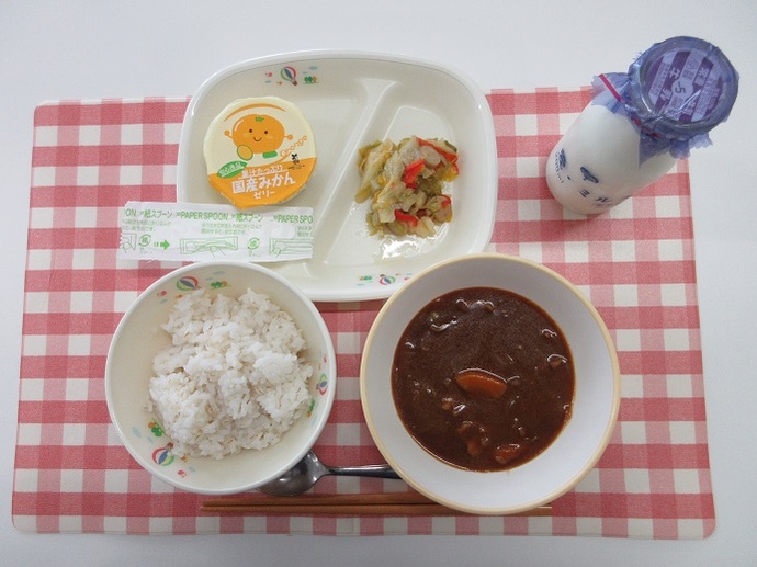 献立：麦ご飯　牛乳　ハヤシライス　カラフルピーマンソテー　みかんゼリー