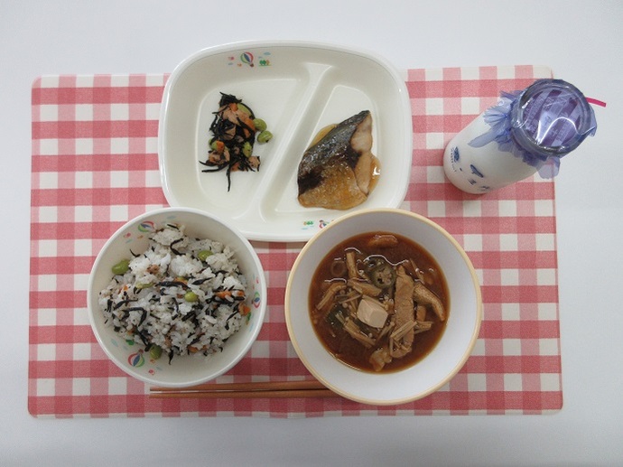 献立：ご飯　牛乳　オクラのみそ汁　あじの照り焼き　ひじきごはんの具