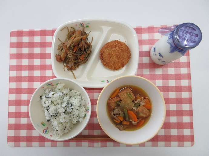 献立：わかめご飯　牛乳　豚肉ととうがんの煮物　里芋コロッケ　☆きんぴらごぼう