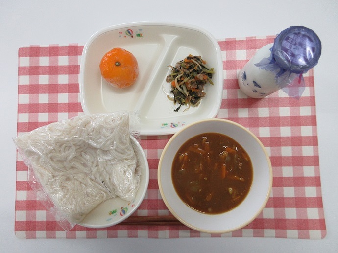 献立：ソフトめん　牛乳　カレーソース　小松菜の炒め物　冷凍みかん