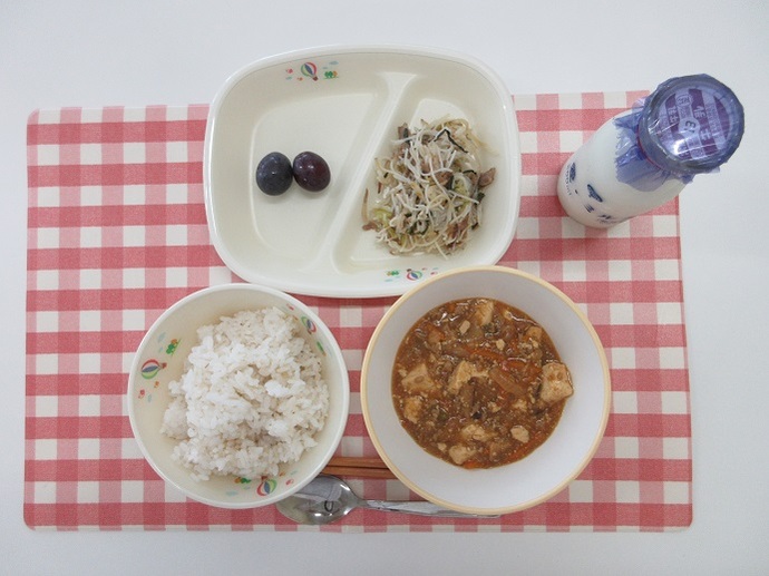 献立：麦ご飯　牛乳　マーボ豆腐　ビーフンとチンゲン菜の炒め物　巨峰（小2個・中3個）
