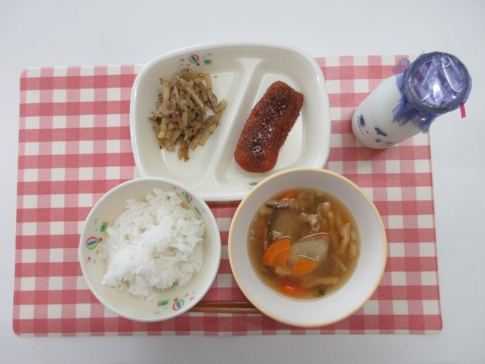 献立：ご飯　牛乳　とうがん汁　米粉ほきフライのたれかけ　じゃがいものソース炒め