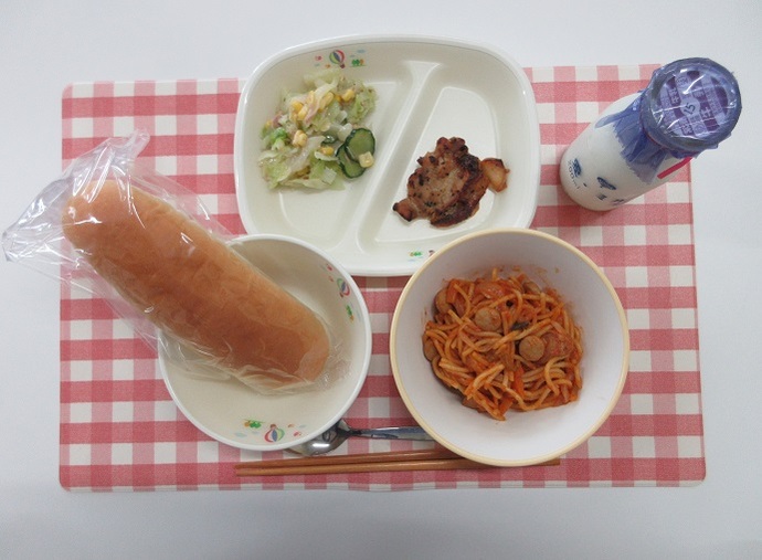 献立：ミルクロールパン　牛乳　ナポリタンスパゲティ　チキンのバジル焼き　イタリアンサラダ