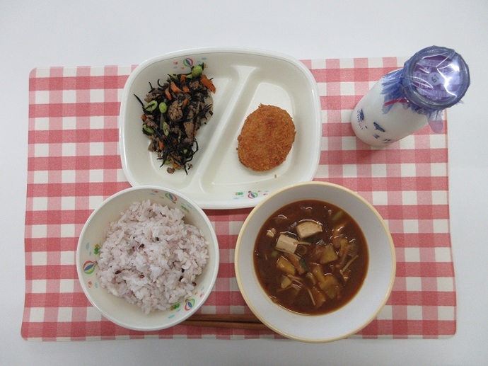 献立：五穀ごはん　牛乳　さつま芋のみそ汁　かつおメンチカツ　ひじきの炒め煮
