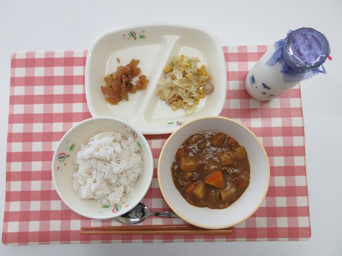 献立：麦ごはん　牛乳　カレーライス　キャベツとソーセージのソテー　福神漬