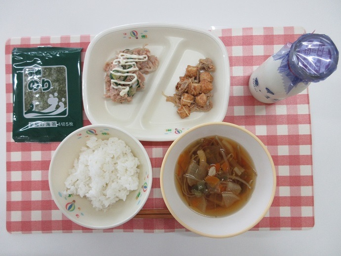 献立:☆ごはん 牛乳 実だくさん汁 ☆相性いい豚肉と厚揚げ! ☆ツナマヨおにぎりの具 ☆卓上マヨネーズ ☆手巻きのり