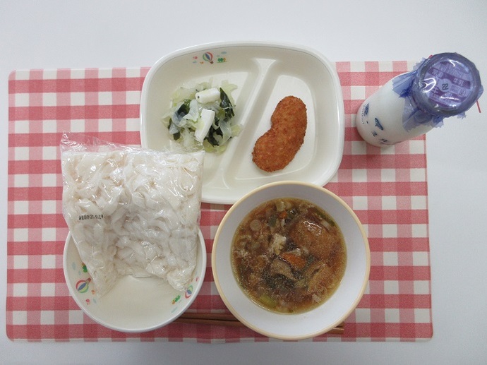 献立:☆きしめん 牛乳 きつね汁かけ ささみ大葉梅肉フライ いかとキャベツの酢の物