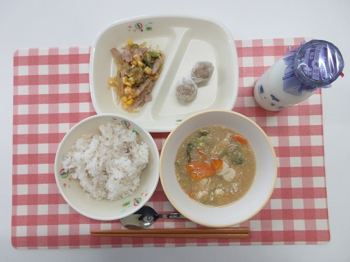 献立：麦ごはん　牛乳　豆腐の中華飯　しゅうまい（小2個・中3個）　春雨サラダ