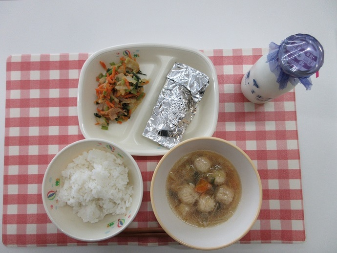 献献立：ごはん　牛乳　鶏団子汁　さんまの銀紙焼き　野菜のごま和え