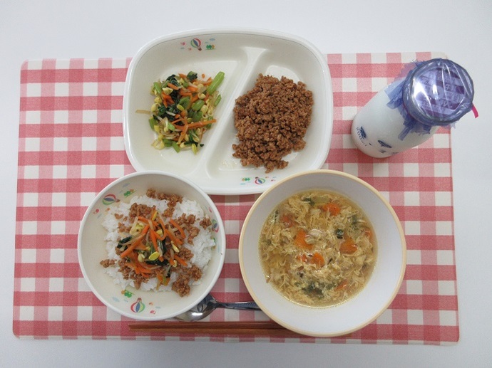 献立：ごはん　牛乳　あかもく入り卵スープ　ビビンバ（肉）　ビビンバ（野菜）