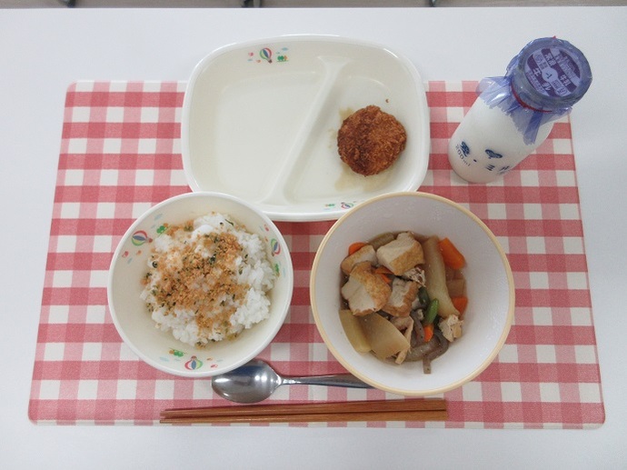 献立：白飯　牛乳　生揚げの煮物　ソースかつ　鮭と青菜ご飯の具