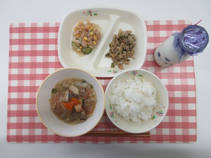献立：ごはん　牛乳　春雨スープ　豚肉とピーマンのオイスター炒め　大根の中華ごまサラダ